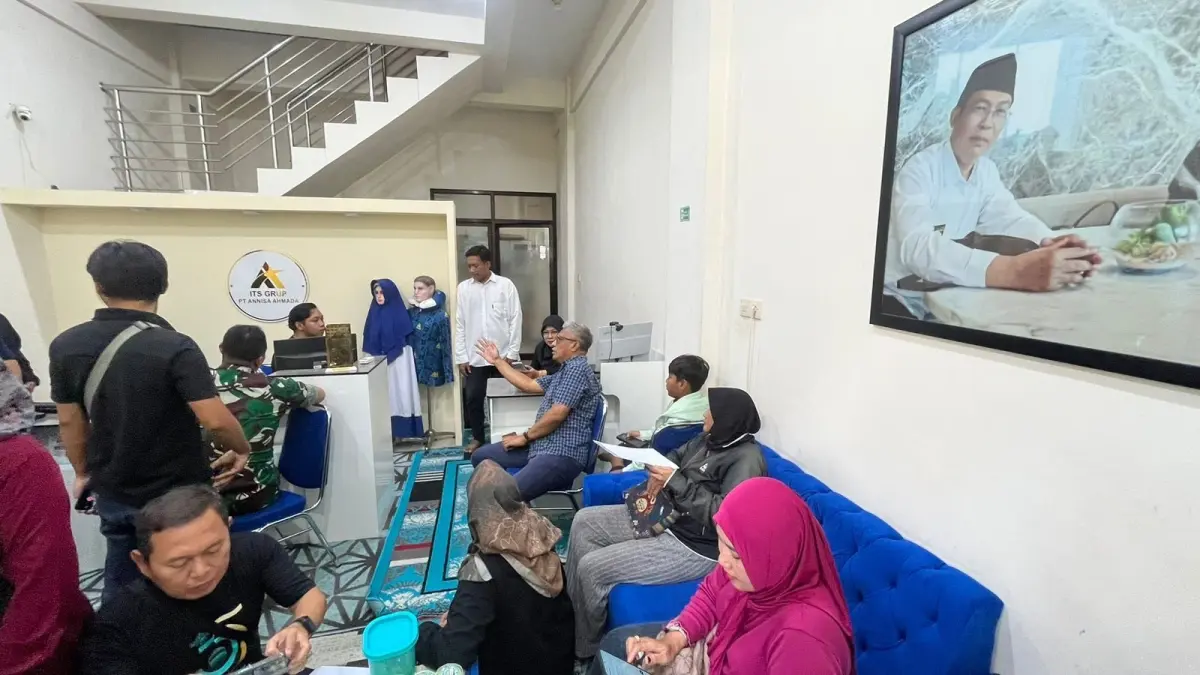 MINTA KEJELASAN: Calon jemaah umrah mendatangi kantor cabang PT Annisa Ahmada Travelindo di Jalan PB. Sudirman, Kota Mojokerto, Kamis (3/9).(Farisma JPRM)