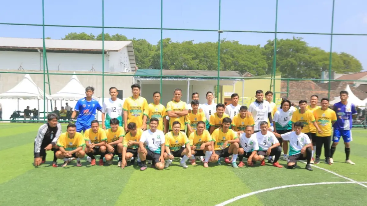 PERSAHABATAN: Gelaran Bahlil Mini Soccer Zona Madiun Raya dibuka dengan pertandingan eksebisi antara DPD Golkar se-Madiun Raya melawan DPC PKB Ponorogo yang dimenangkan oleh Golkar dengan skor 3-2.