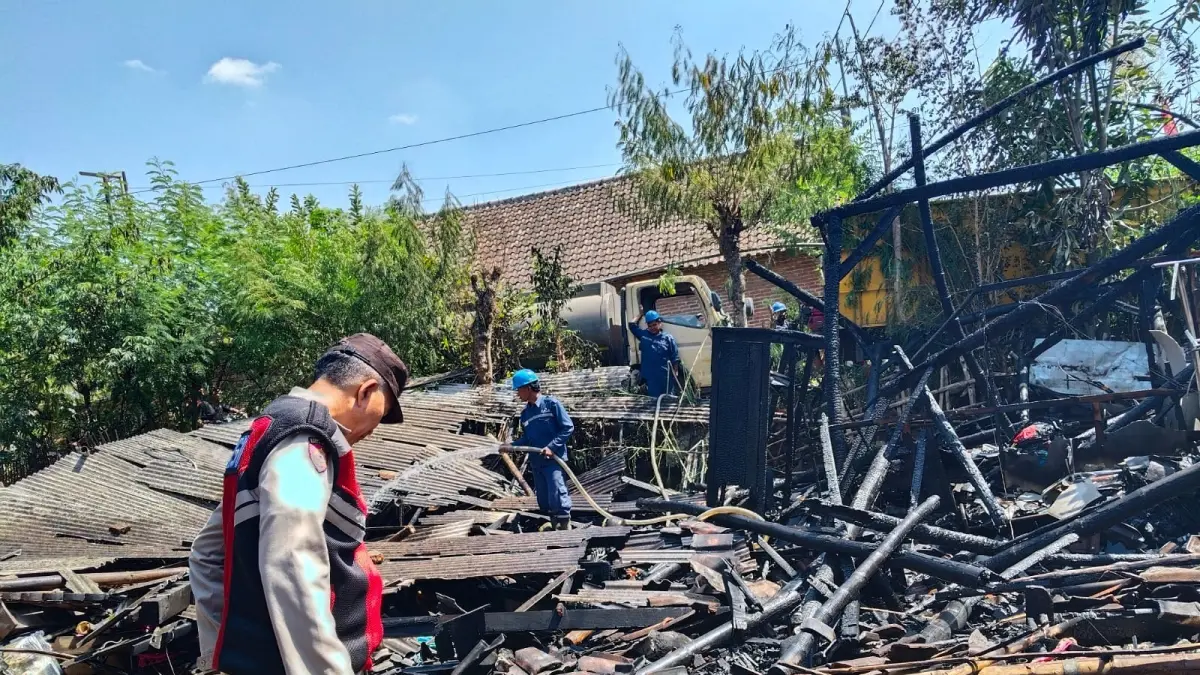 PORAK PORANDA: Salah satu rumah warga yang diusulkan sebagai sasaran program rutilahu di Dusun Greyol, Desa Sidorejo, terbakar pada Senin (31/8) pagi.