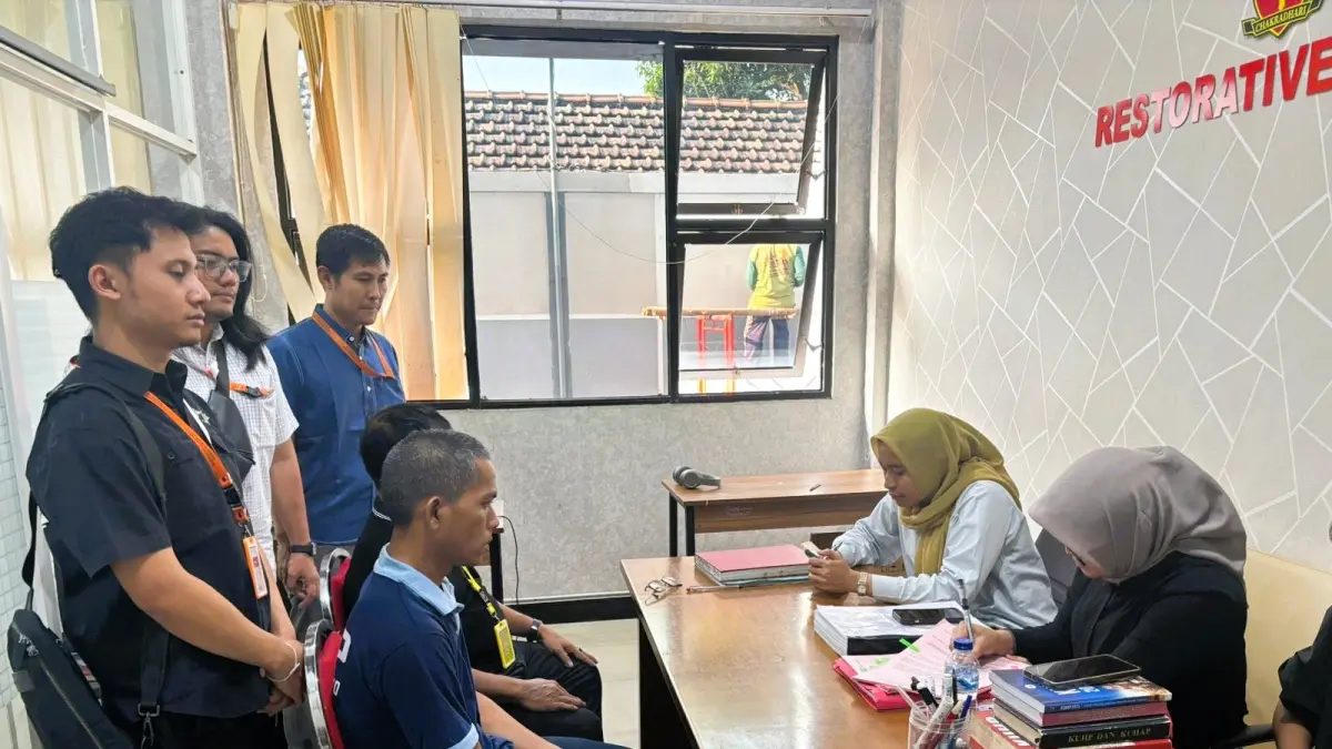 PROSES HUKUM: Satuan (tengah) tak berbuat banyak saat menjalani proses pelimpahan tahap II di Kejari Kabupaten Mojokerto, Selasa (1/9). (Martda/JPRM)