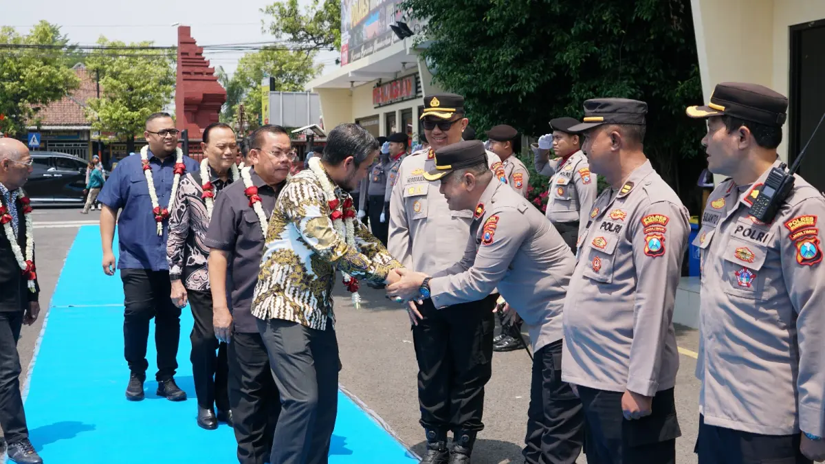 SAMBUT WAKIL RAKYAT: Kapolres Mojokerto Kota AKBP Herdiawan Arifianto bersama jajaran PJU menyambut kunjungan MKD DPR RI, Kamis (3/9).