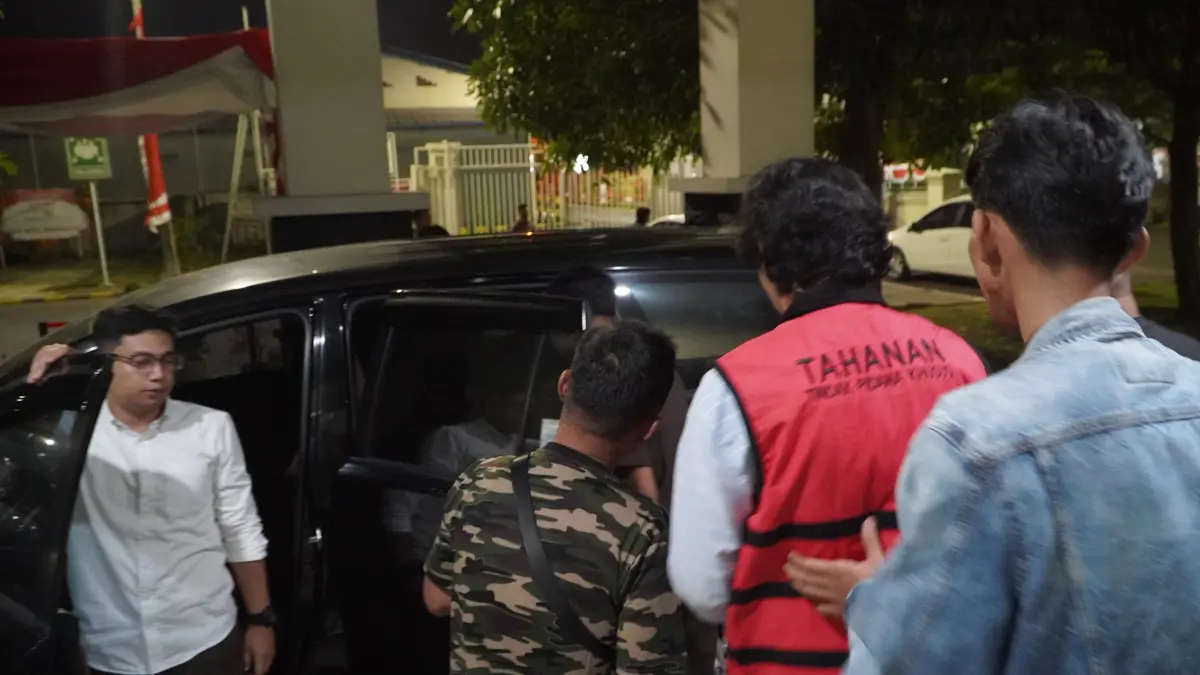 TAK BERKUTIK: Mochamad Romadon, buronan korupsi Kapal TBM Kota Mojokerto saat ditangkap Satgas Intelijen Reformasi dan Inovasi Kejagung bersama Kejati Jawa Timur, Rabu (2/9) malam.
