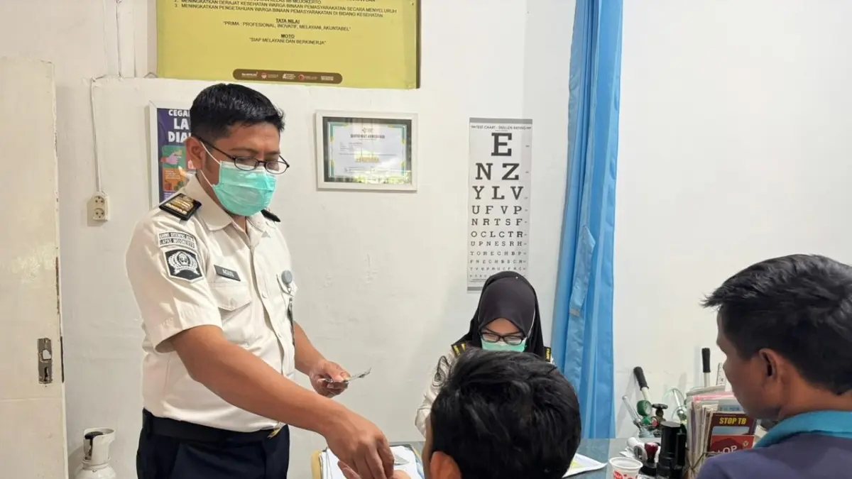 TEKAN GEJALA: Petugas melakukan terapi pencegahan tuberkulosis (TPT) pada napi di Klinik Lapas Mojokerto, Selasa (1/9). (Martda/JPRM)
