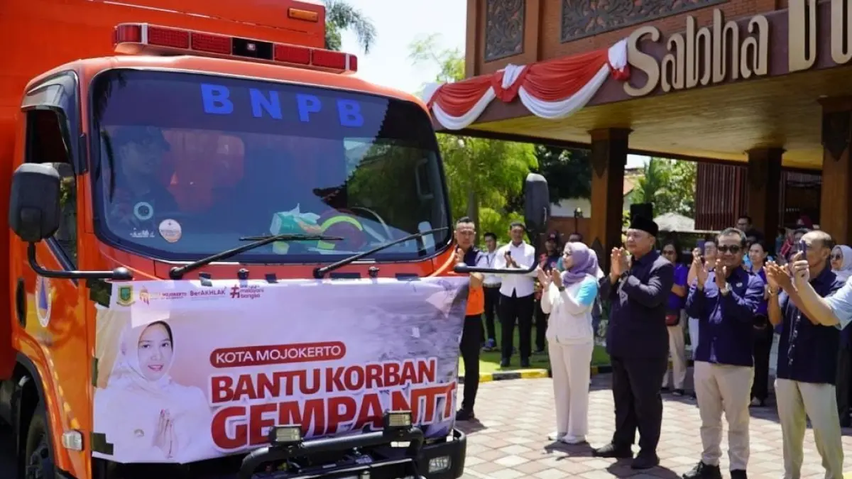 WUJUD KEMANUSIAAN: Wakil Wali Kota Mojokerto Rachman Sidharta Arisandi memberangkatkan bantuan untuk korban gempa NTT di Balai Kota Mojokerto, Rabu (2/9). (dok Pemkot Mojokerto)