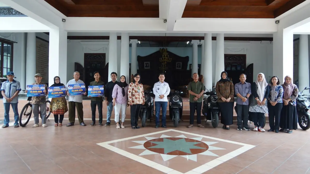 BENTUK APRESIASI: Bupati Mojokerto Muhammad Albarraa didampingi Kepala Bapenda Kabupaten Mojokerto Nurul Istiqomah menyerahkan hadiah sepeda motor, sepeda gunung, dan tabungan kepada pemenang undian masyarakat yang taat dan patuh membayar pajak, di Pringgitan Pemkab Mojokerto, Jumat (4/9).(Dori/JPRM)