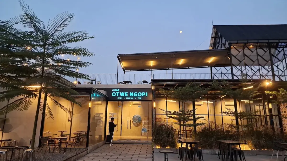 Cuss Otwe Ngopi hadir dengan konsep nongkrong modern dan area rooftop nyaman di Kota Mojokerto.
