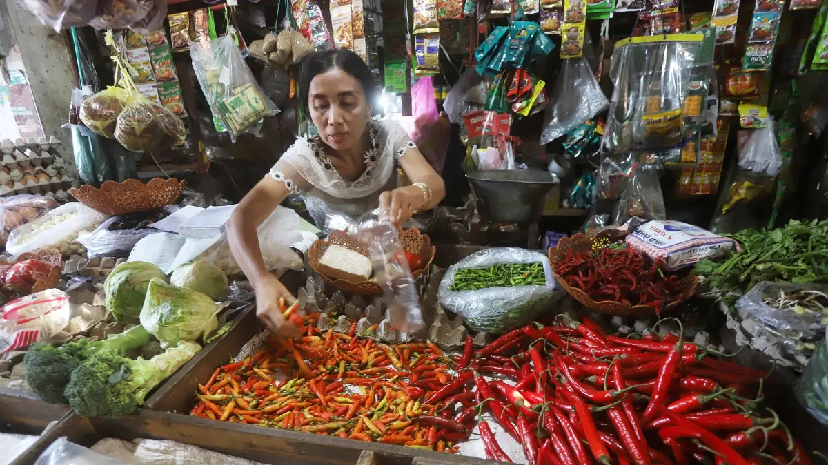 NAIK DRASTIS: Pedagang cabai rawit di Pasar Tanjung Anyar, Kota Mojokerto sedang melayani pembeli, Kamis (3/9). (Sofan Kurniawan/JPRM)