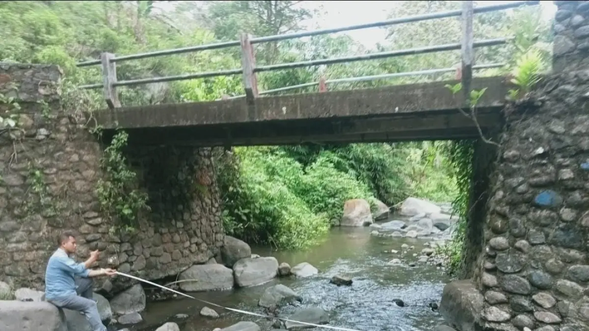 PERMUDAH AKSES: Survei pengukuran dilakukan di Jembatan Bulakunci, Desa Nogosari, Selasa (2/9). Jembatan ini menjadi akses vital bagi warga setempat.&nbsp;(Indah JPRM)
