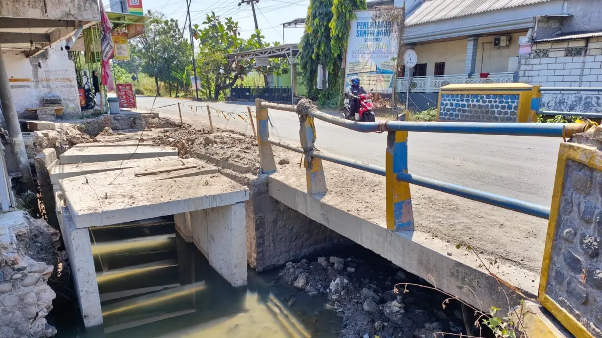 PRIORITAS: Dinas PUPR Kabupaten Mojokerto melakukan perbaikan saluran drainase sebagai bagian dari penanggulangan banjir saat musim hujan, Jumat (4/9). (Dori/JPRM)