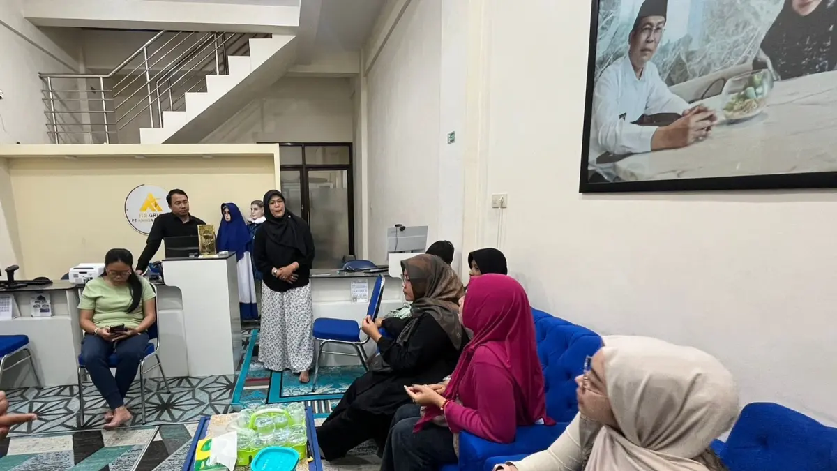 PROSES MEDIASI: Petugas Kemenhaj Kota Mojokerto menemui calon jemaah umrah sebelum mediasi dengan travel umrah Annisa Ahmada Travelindo, Kamis (3/9).(Farisma/JPRM)