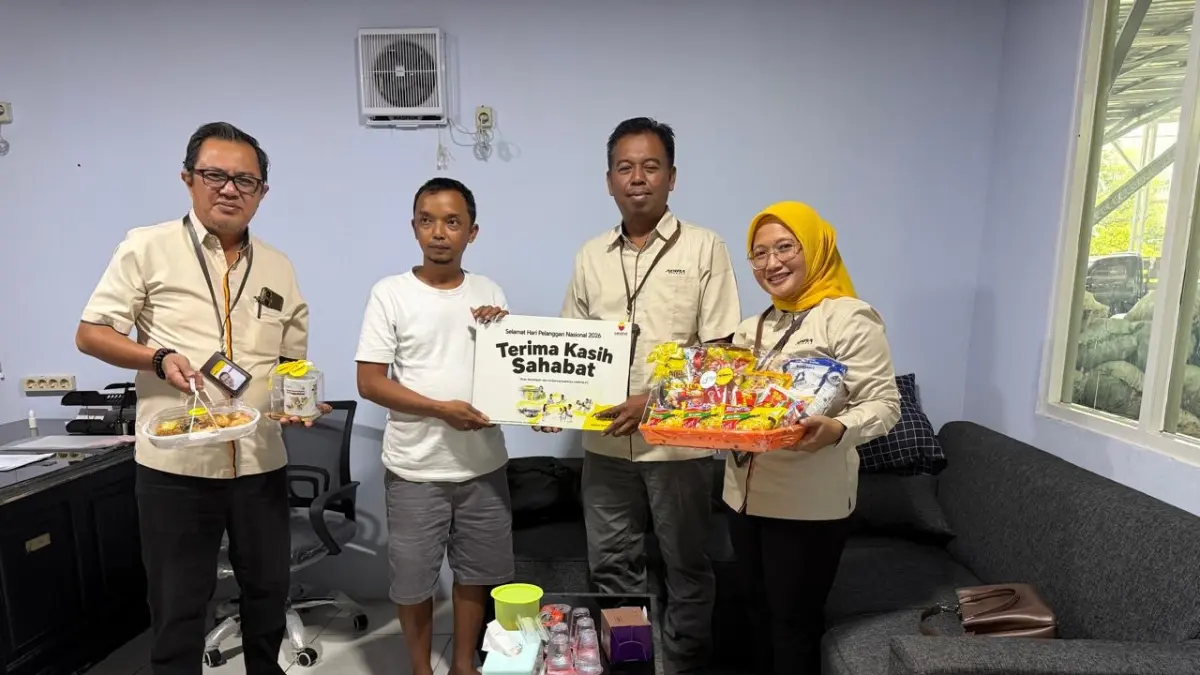 SAPA PELANGGAN: Head of Branch SSD Cabang Mojokerto Adira Finance Yoyok Sutiko memberikan hadiah kejutan dalam kunjungan sebagai bentuk apresiasi kepada pelanggan, Jumat (4/9).