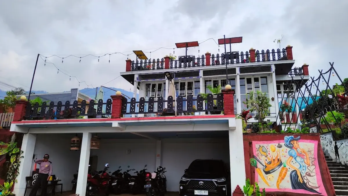 TAMPILAN DBON CAFE: Bagian depan DBON Cafe dengan bangunan modern dan mural warna-warni yang menjadi daya tarik tempat tersebut.