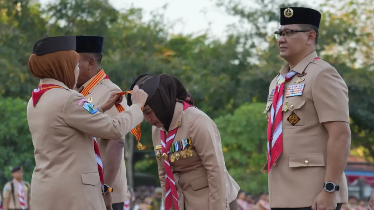 BUAH DEDIKASI: Wali Kota Mojokerto Ika Puspitasari menerima Lencana Melati Pramuka dari Gubernur Jawa Timur Khofifah Indar Parawansa pada Apel Peringatan Hari Pramuka Ke-65 Kwartir Daerah Gerakan Pramuka Jawa Timur Tahun 2026 di Lapangan Upacara Rektorat Universitas Negeri Surabaya (Unesa), Surabaya, Rabu (2/9). (dok Pemkot Mojokerto)