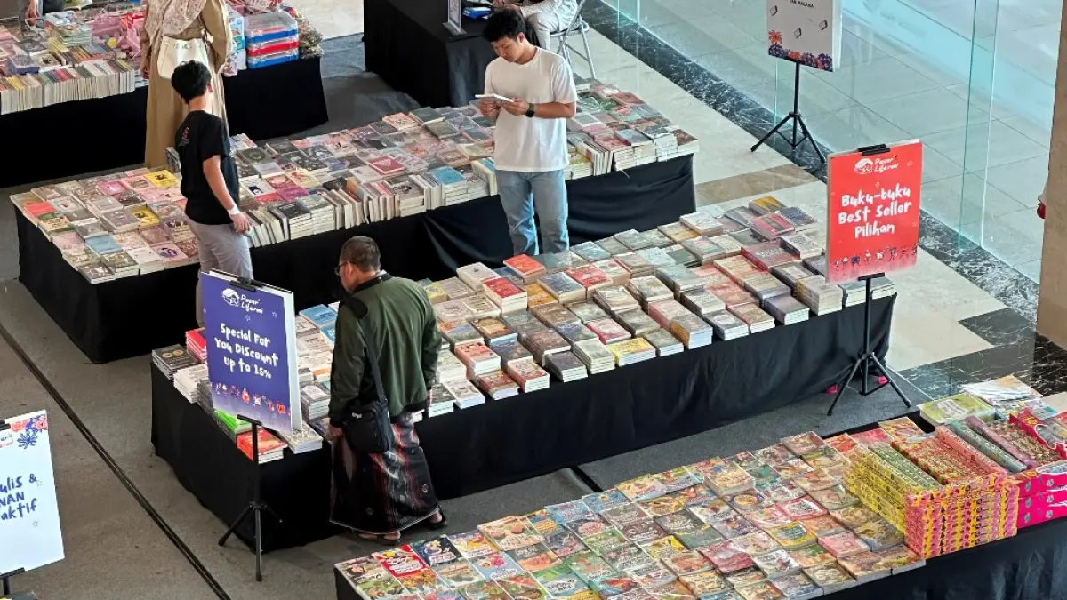ANEKA BUKU: Pasar Literasi sejak dibuka di Atrium Utama Aurora, Sunrise Mall 2 banyak diminati pengunjung Sunrise Mall Mojokerto, Sabtu  (5/9).