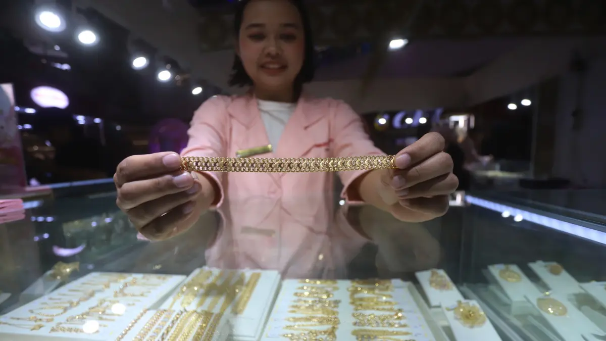 INVESTASI: Pajangan koleksi perhiasan emas yang dimiliki konter Wahyu Redjo Sunrise Mall Mojokerto. (Sofan Kurniawan/JPRM)