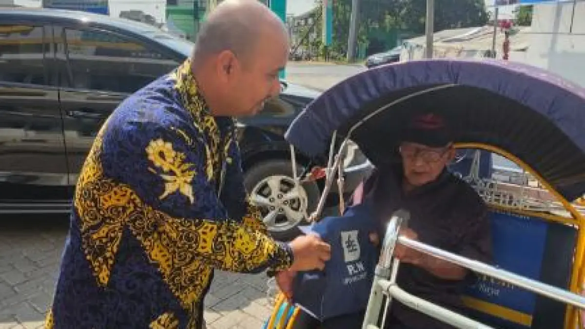 Pimpinan UP3 PLN Mojokerto berbagi dengan tukang becak penyandang disabilitas pada saat Hari Pelanggan Nasional (HPN) 2026.