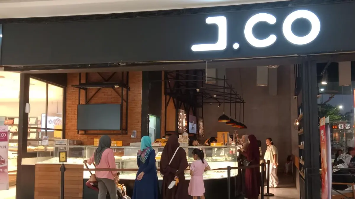 Potret antusias warga saat antre promo J.CO di lantai dasar Sunrise Mall Kota Mojokerto (Foto: Irma)