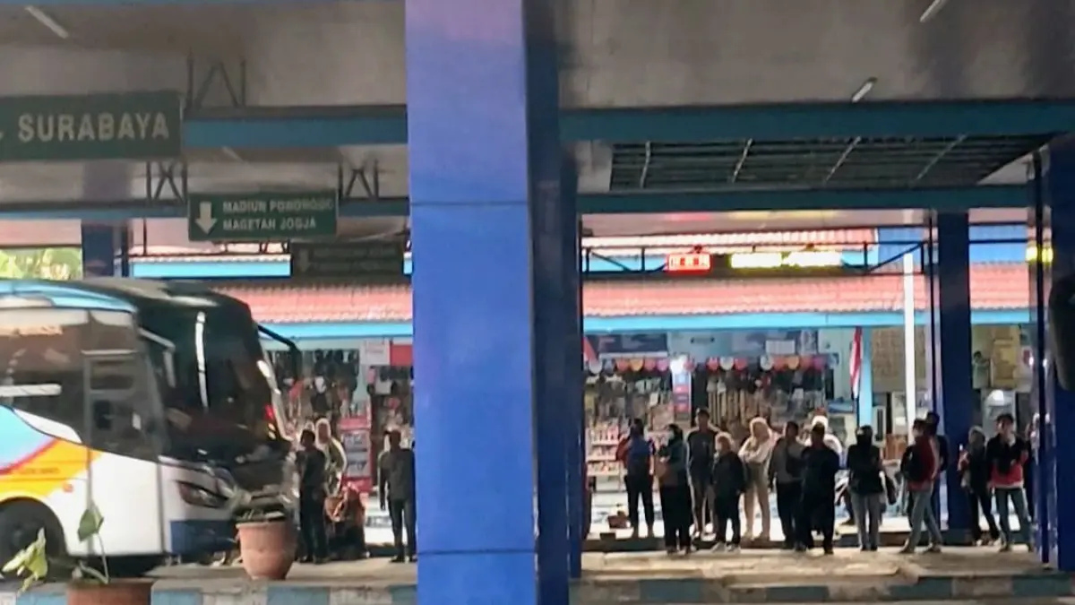 RAMAI: Penumpang menunggu kedatangan bus antarkota di Terminal Kertajaya, Kota Mojokerto. (Adi/JPRM)