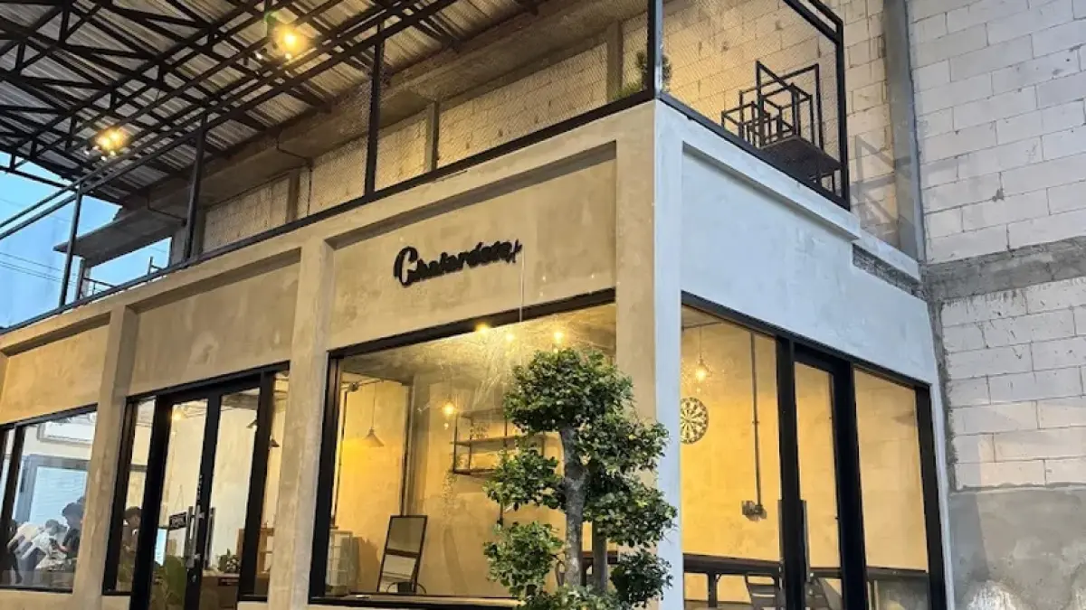 Suasana Chalaroste Cafe di Gempolkrep, Gedeg, yang menjadi destinasi kuliner baru di Mojokerto Barat.