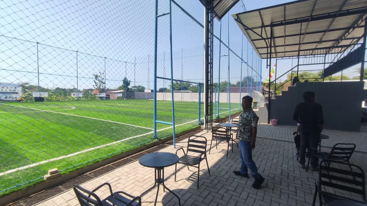 VENUE: Lapangan mini soccer di Asri Sport Center telah disiapkan sebagai venue turnamen Bahlil Mini Soccer Zona Mojokerto-Jombang. (Arief Hikmawan/JPRM)