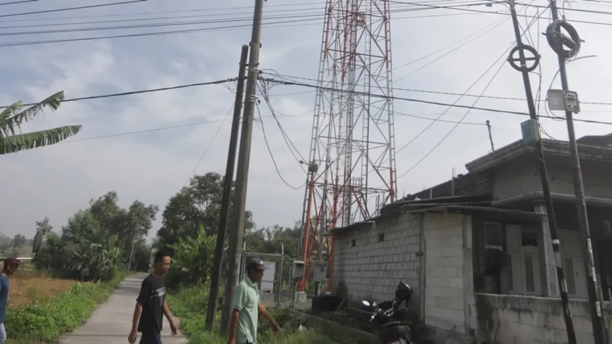 DIDUGA BERMASALAH:&nbsp;Legalitas keberadaan tower base transceiver station di Desa Lakardowo, Kecamatan Jetis diduga bermasalah. Warga setempat pernah mengajukan kompensasi dan meminta pemdes memediasi dengan pengelola atau pemilik tower. (Sofan Kurniawan/JPRM)