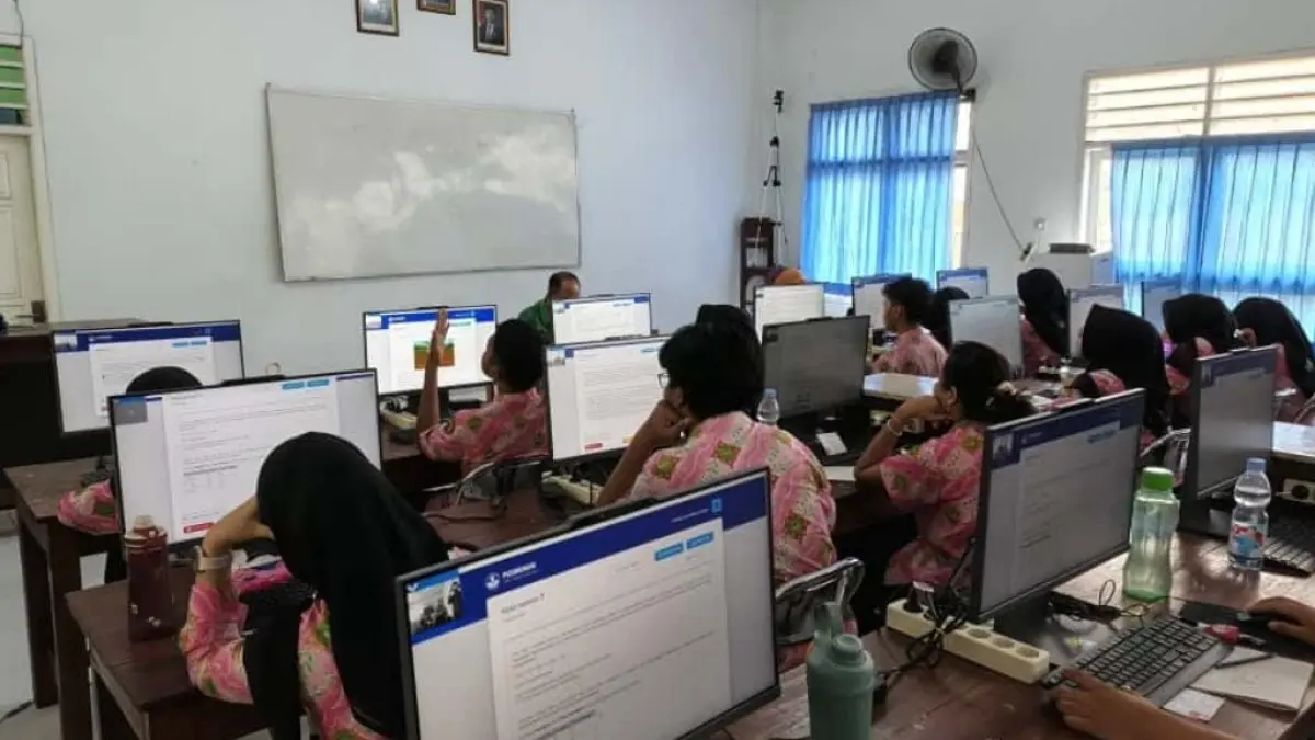 AKADEMIK:&nbsp;Siswa SMA negeri di Mojokerto saat mengerjakan TKA pada November 2025 lalu. Guna mendukung kegiatan tersebut, lembaga pendidikan jenjang SMA/SMK dan SLB diizinkan untuk menggunakan dana BOS reguler. (dok JPRM)