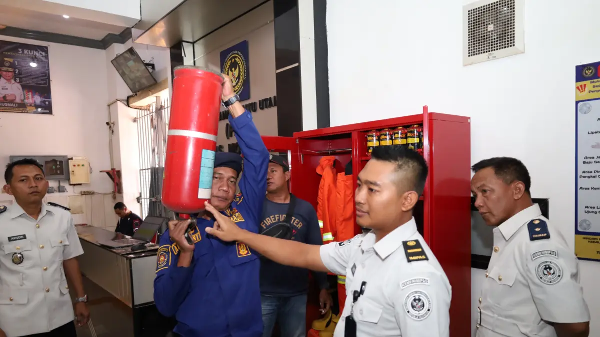 DIEDUKASI: Tim Damkar BPBD Kabupaten Mojokerto mengecek APAR dan mengedukasi petugas Lapas Mojokerto untuk mencegah terjadinya kebakaran di lingkungan penjara, Rabu (2/9). (Martda/JPRM)