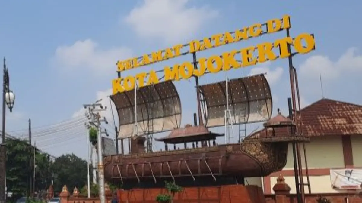 IKONIK: Monumen replika perahu Majapahit di Taman Selamat Datang, simpang empat Sekarputih, Jalan Empunala, Kecamatan Magersari, Kota Mojokerto. (Sofan Kurniawan/JPRM)
