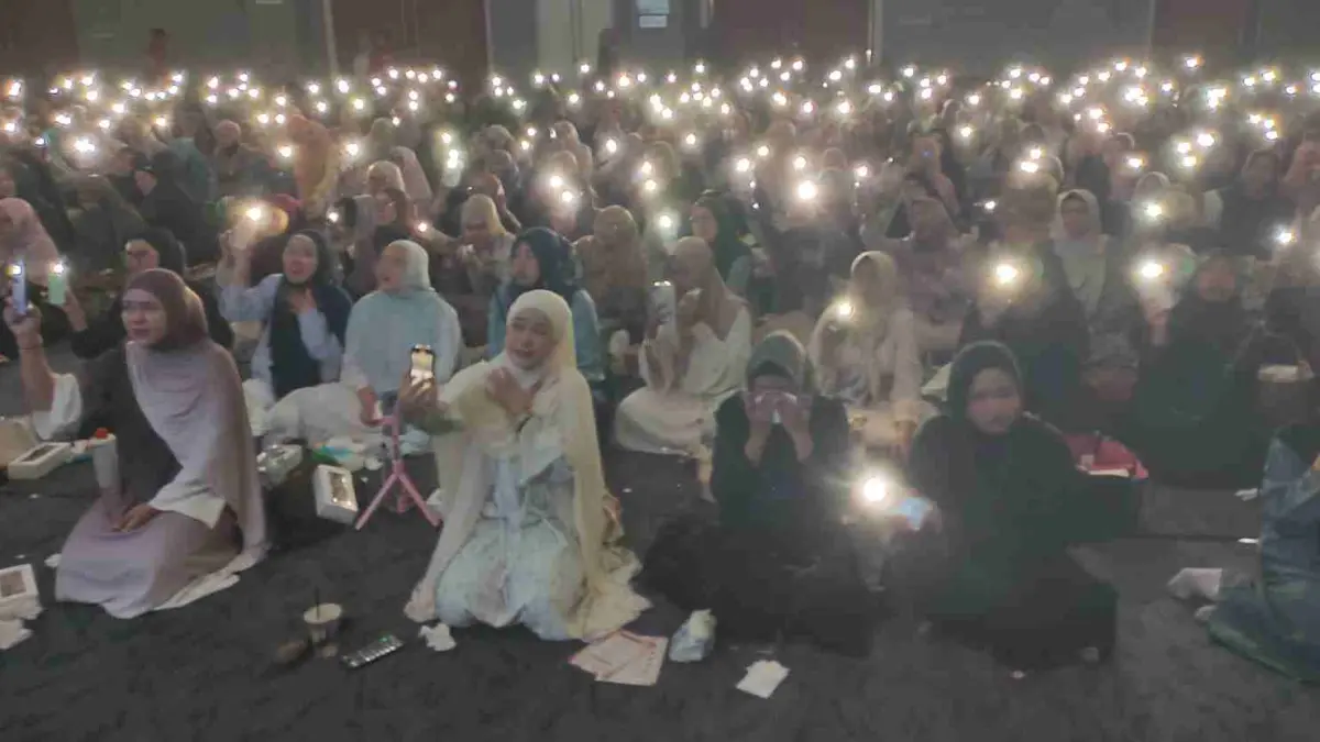 INTENS: Ratusan peserta menyalakan flash ponsel dalam kjian Akbar Muslimah bertema Cahaya di Balik Luka diikuti sekitar 450 peserta dari berbagai kota di Indonesia yang digelar di Ballroom Sunrise Hotel, Kota Mojokerto, Minggu (6/9).