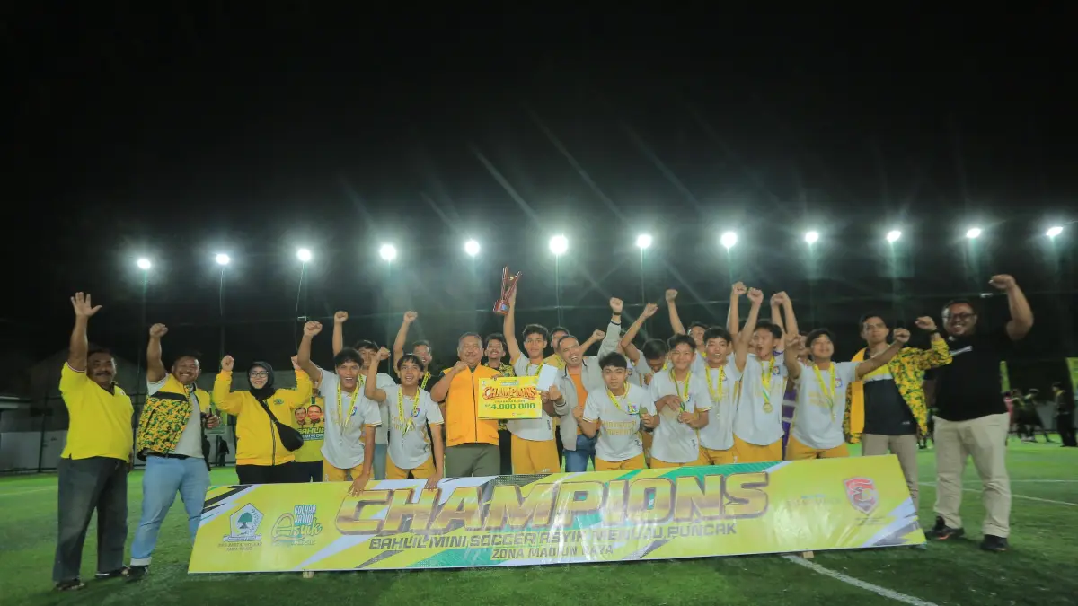 SEMRINGAH: SMAN 1 Maospati akhirnya menasbihkan diri sebagai juara Bahlil Mini Soccer Asyik Menuju Puncak 2026 Zona Madiun Raya setelah mengandaskan perlawanan MAN 2 Kota Madiun di partai final pada Jumat malam (4/9) lalu. (BAGAS BIMANTARA/RADAR MADIUN)