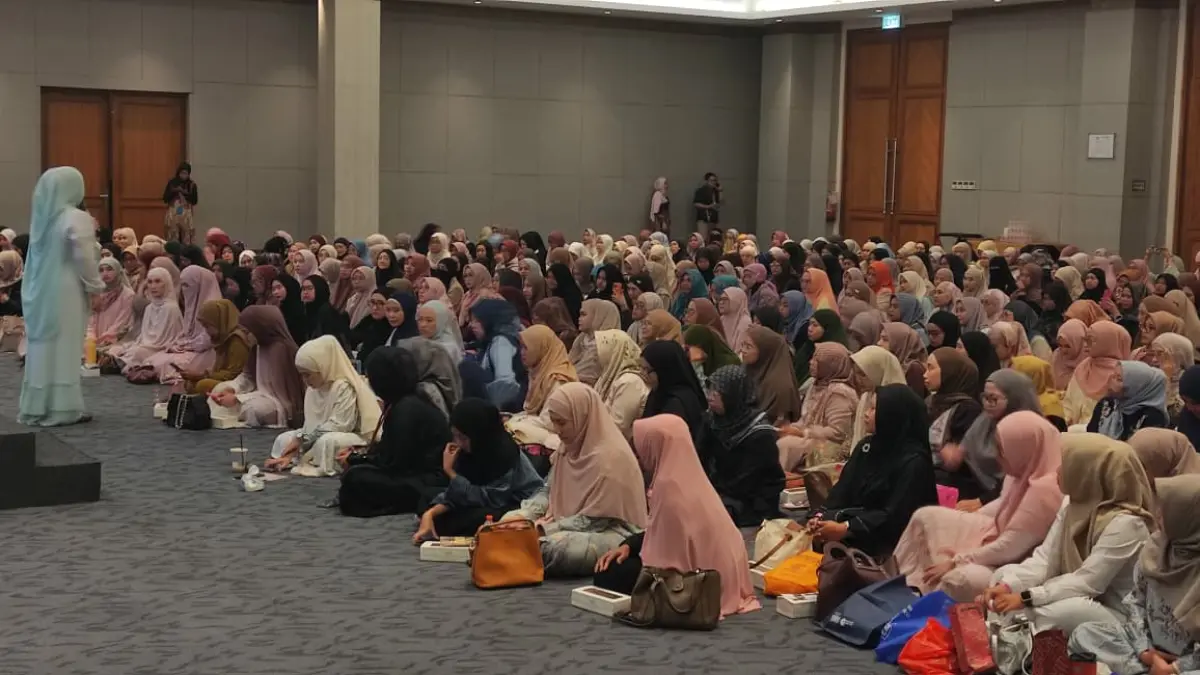 Kajian Akbar Muslimah bertema Cahaya di Balik Luka diikuti sekitar 450 peserta dari berbagai kota di Indonesia digelar di Ballroom Sunrise Hotel, Kota Mojokerto, Minggu (6/9).