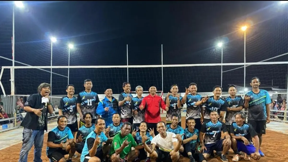 KEBERSAMAAN:&nbsp;Partai final pertandingan turnamen bola voli putra se-Desa Trowulan mempertemukan Dusun Tegalan dan Dusun Trowulan, Jumat (4/9) malam. (Indah/JPRM)