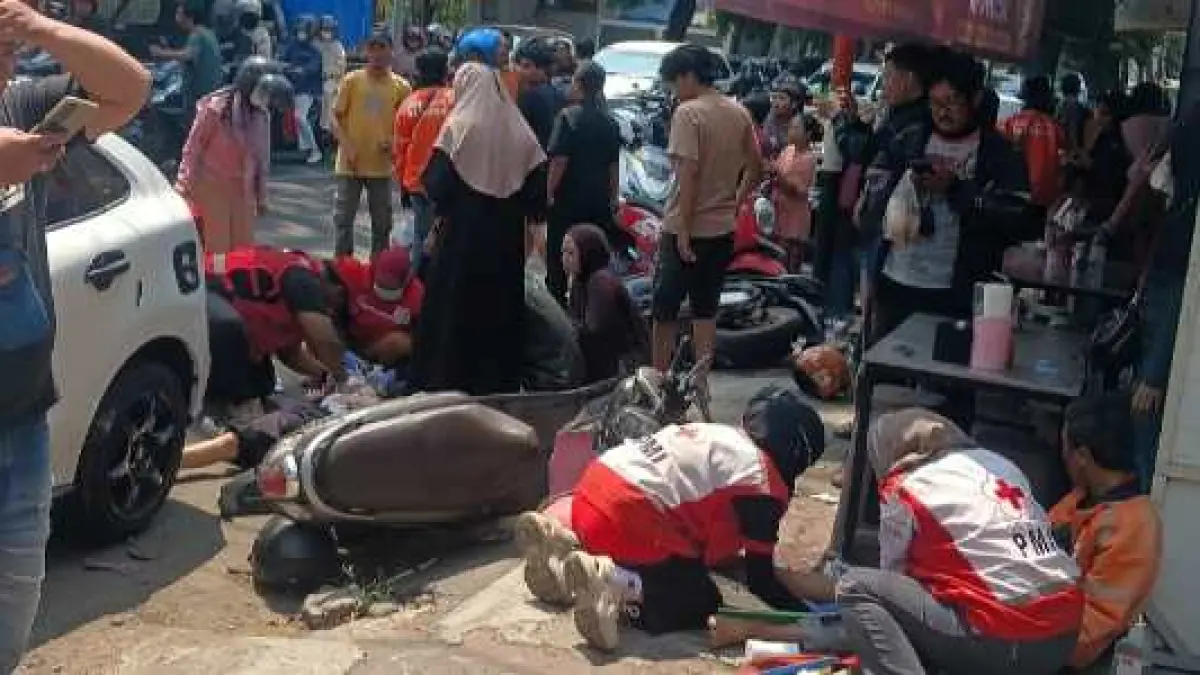 NAHAS: Korban kecelakaan beruntun di Jalan Majapahit, Kelurahan/Kecamatan Kranggan, Kota Mojokerto, mendapat penanganan medis di lokasi sebelum dievakuasi ke RSUD dr Wahidin Sudiro Husodo Kota Mojokerto, Minggu (6/9) siang. 