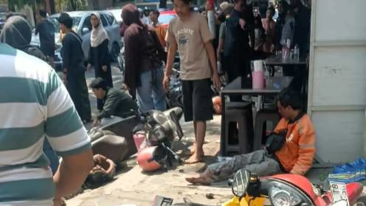 NAHAS: Korban kecelakaan beruntun di Jalan Majapahit, Kelurahan/Kecamatan Kranggan, Kota Mojokerto, mendapat penanganan medis di lokasi sebelum dievakuasi ke RSUD dr Wahidin Sudiro Husodo Kota Mojokerto, Minggu (6/9) siang. 