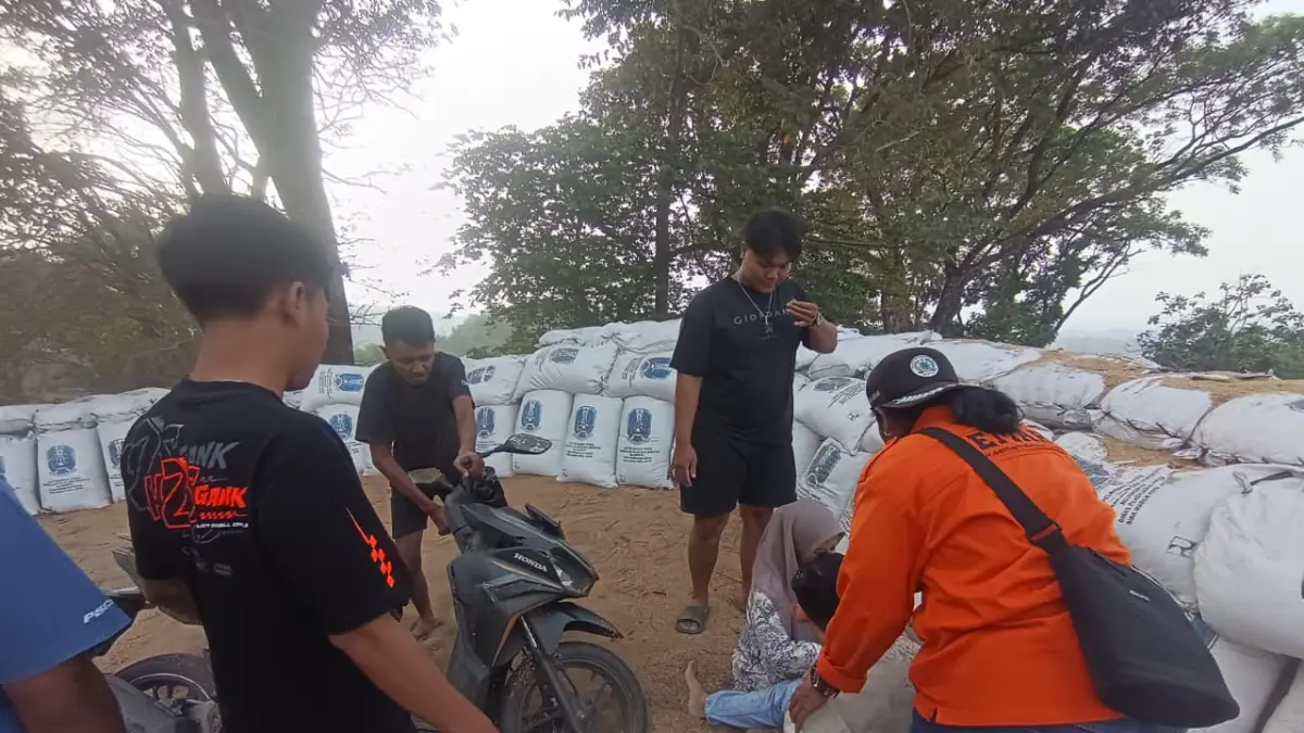 REM TAK BERFUNGSI:&nbsp;Pengendara motor mengalami kecelakaan tunggal akibat gagal fungsi rem di jalur Pacet-Cangar, Desa/Kecamatan Pacet, Kabupaten Mojokerto, Minggu (6/9). (Rizal/JPRM)