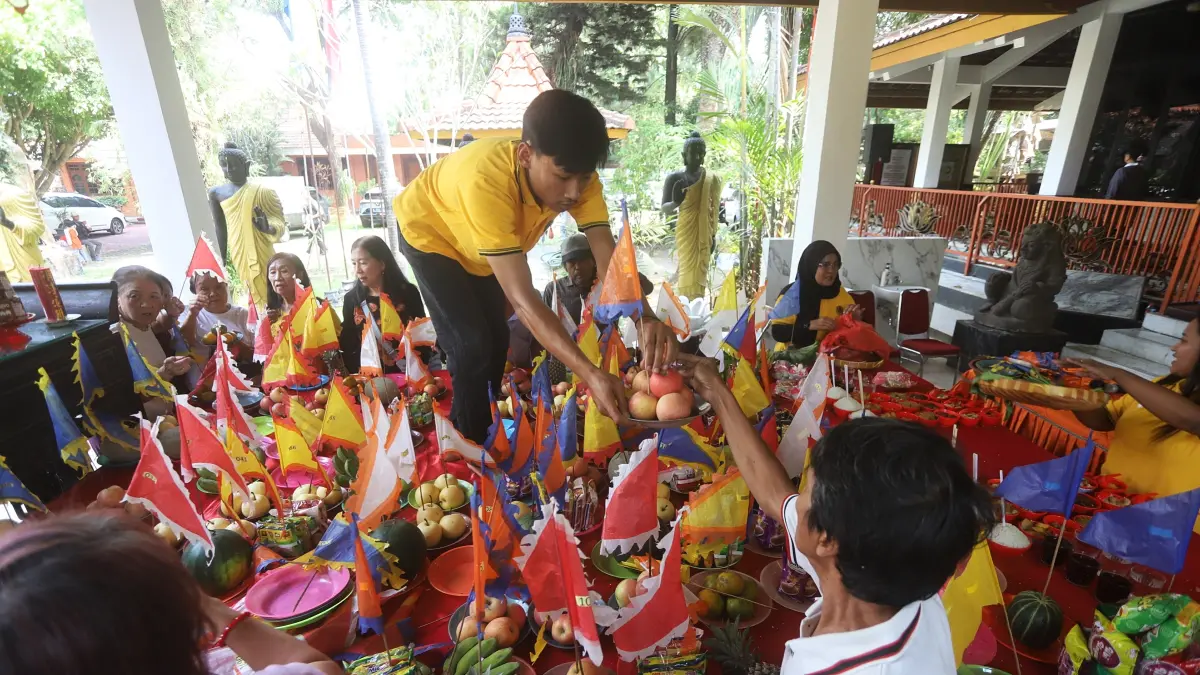 SARANA MEMBAWA HARAPAN: Rangkaian ritual Ulambana di Maha Vihara Majapahit, Desa Bejijong, Kecamatan Trowulan, Minggu (6/9).&nbsp;(Sofan Kurniawan/JPRM)