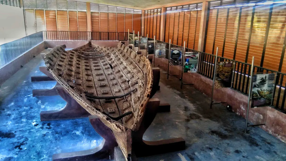 TRANSPORTASI PERNIAGAAN:&nbsp;Perahu kuno dari masa sebelum Kerajaan Majapahit yang ditemukan di Punjulharjo, Rembang, Jawa Tengah. (dok Visit Jateng)
