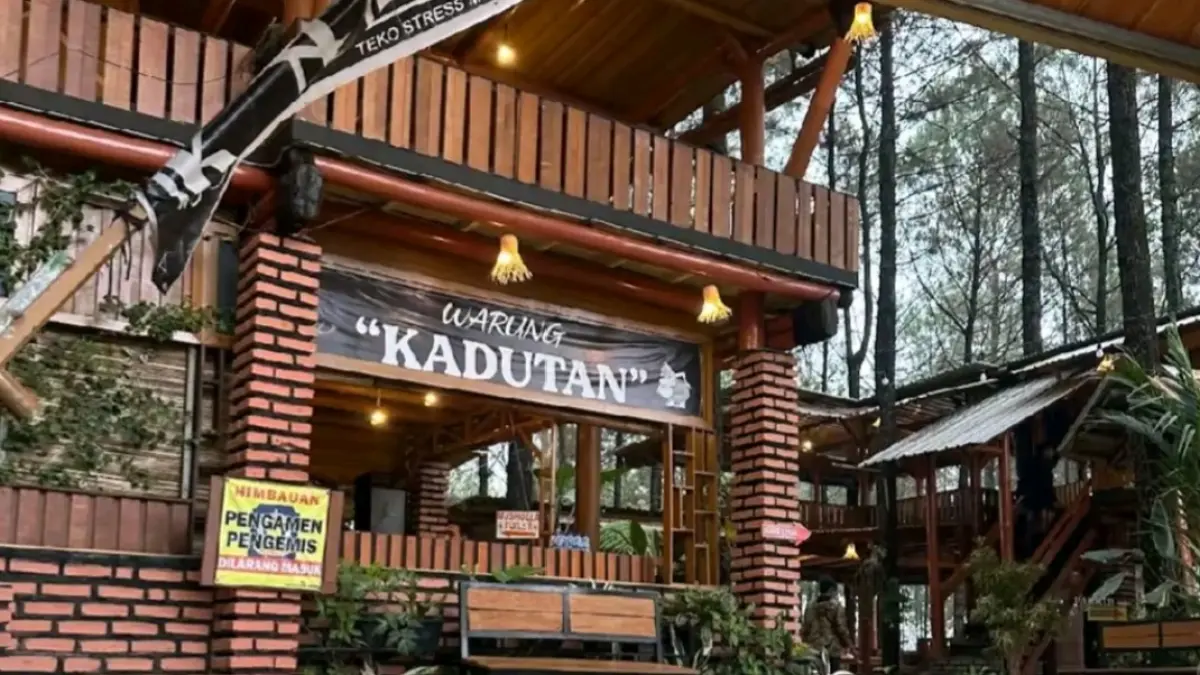 Destinasi kuliner viral Warung Kadutan yang tak pernah sepi pengunjung dengan konsep alam terbuka dengan pemandangan alam yang indah.