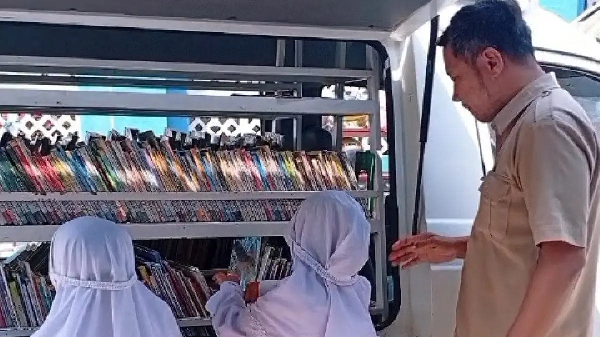 DIMINATI: Siswa SD Muhammadiyah Plus menyerbu perpustakaan keliling dari Dispusip Kota Mojokerto, Senin (7/9). (dok Dispusip Kota Mojokerto for JPRM)