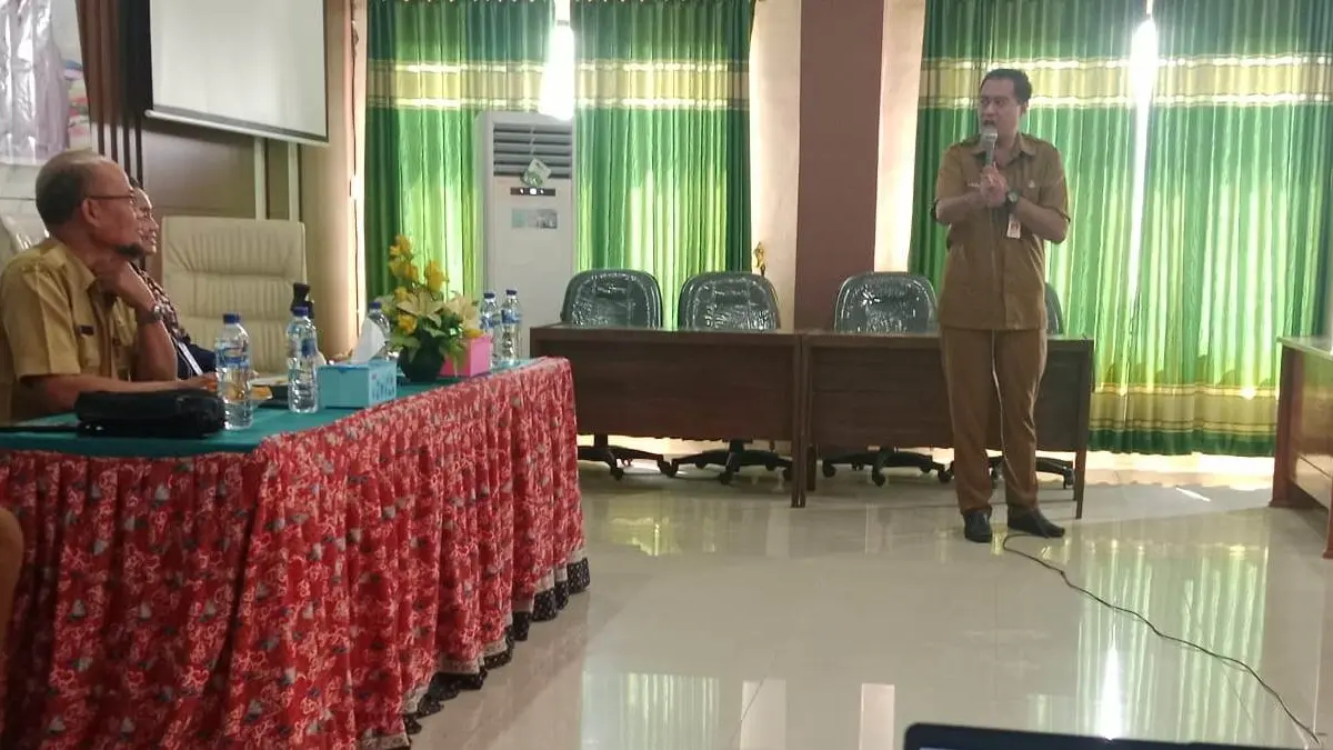 HARUS SESUAI PERUNTUKAN: Dinsos Kabupaten Mojokerto bersama pendamping PKH melakukan edukasi kepada penerima manfaat di wilayah Kecamatan Gondang, Senin (7/9). (Dori/JPRM)