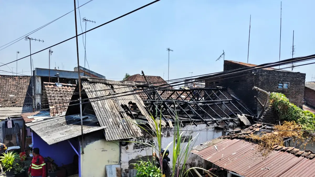 IMBAS KEBAKARAN: Rumah warga di Kelurahan Mentikan, Kecamatan Prajurit Kulon, ludes usai dilalap api pada Minggu (6/9) pagi. (Martda/JPRM)