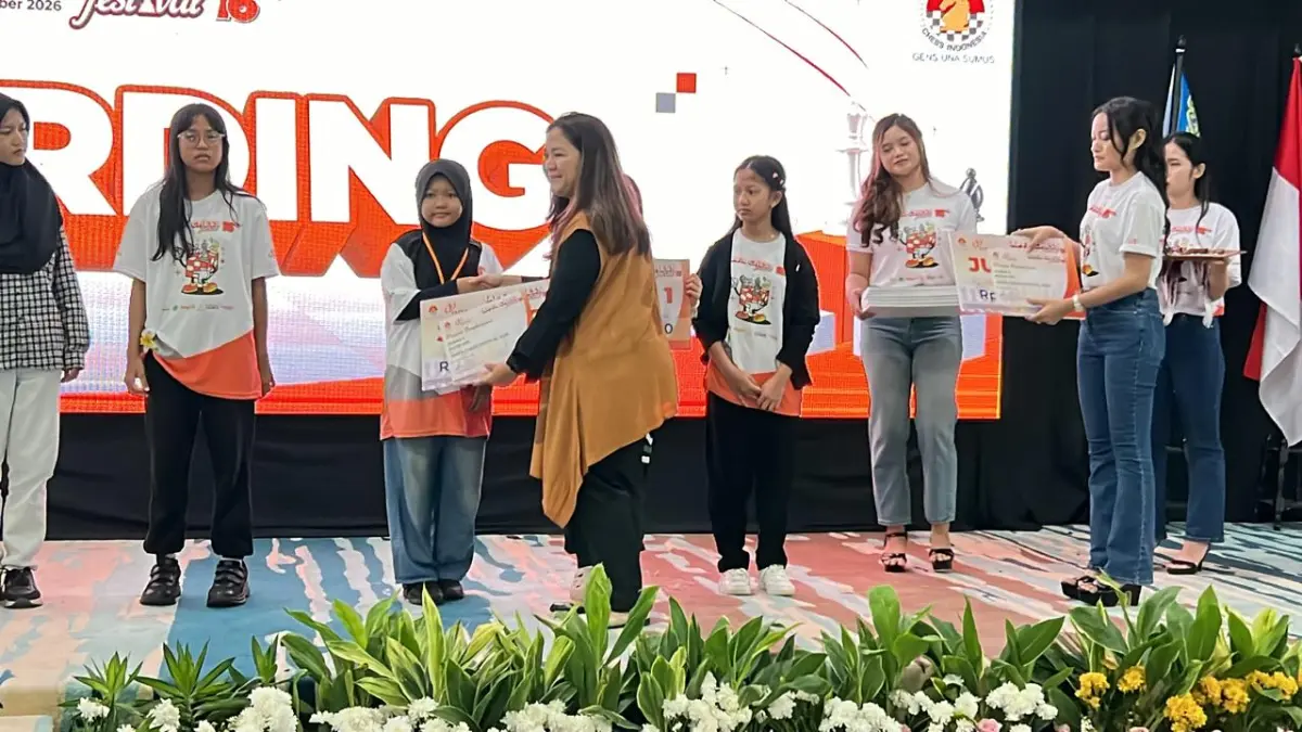MEMBANGGAKAN: Atlet Percasi Kota Mojokerto, Hauraa Radhwaa Zhaafira, menerima medali dan piagam juara 2 dalam kejuaraan JAPFA Chess Festival 2026 yang digelar 1-6 September di Gedung Serbaguna Senayan, Jakarta. (dok Percasi Kota Mojokerto for JPRM)