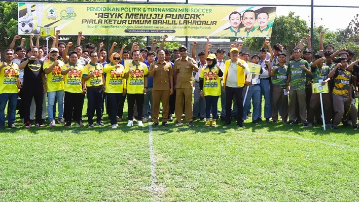 MERIAH: Perwakilan empat DPD Partai Golkar bersama peserta Bahlil Mini Soccer Asyik Menuju Puncak Zona 3 Tulungagung di Pulerejo Sport Park, Senin (7/9). (DR PERDANA/RADAR TULUNGAGUNG)
