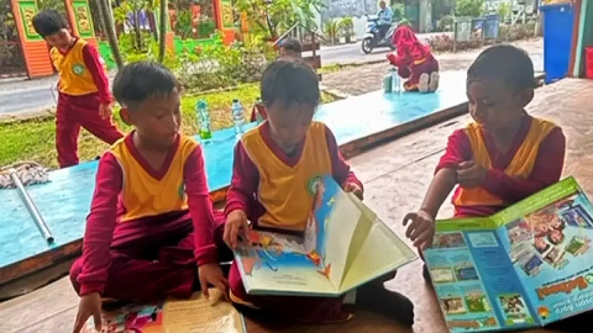 MINAT BACA TINGGI: Pelajar membaca buku di perpustakaan RTH Taman Pintar, Kelurahan Pulorejo, Kecamatan Prajurit Kulon, Senin (7/9). (dok Dispusip Kota Mojokerto for JPRM)