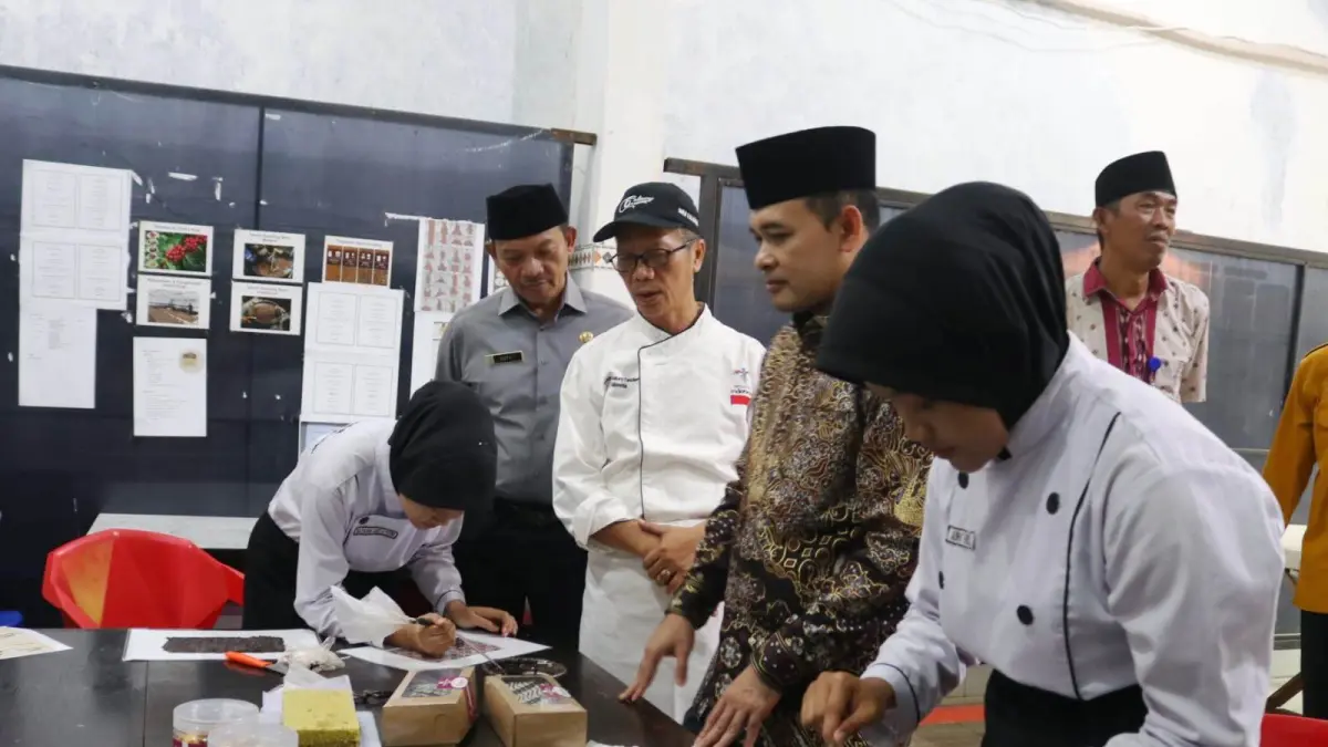 PANGAN LOKAL: Staf Khusus Mendes PDT M. Afif Zamroni meninjau langsung hasil karya siswa jurusan kuliner SMKN 1 Dlanggu didampingi Kepala SMKN 1 Dlanggu Johan Bahrudin.