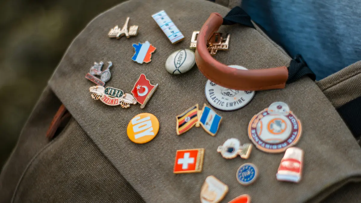 Pin, keychain, hingga bag charm sebagai medium ekspresi diri anak muda. (Foto: Kevin Luarte/Unsplash)