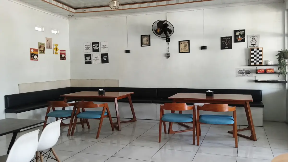 RUANG NYAMAN: Interior Gama.Coffee di Kemlagi menghadirkan suasana santai dengan area duduk yang menjadi tempat berkumpul pengunjung.