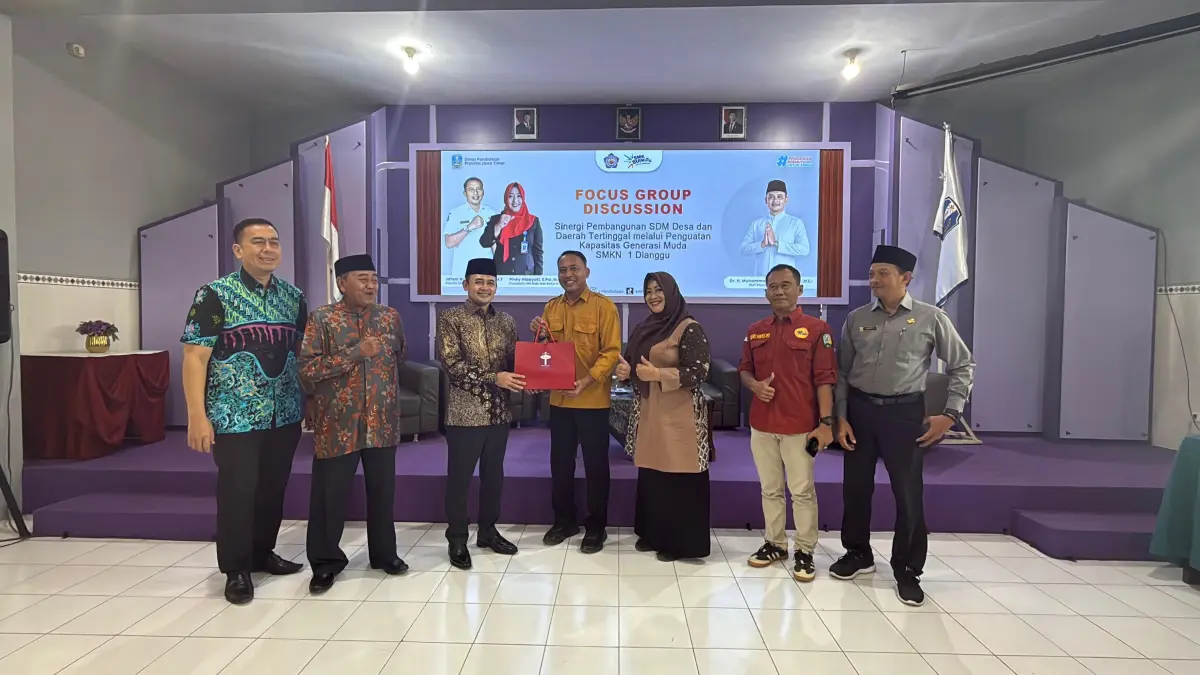 SINERGI: Staf Khusus Mendes PDT M. Afif Zamroni menerima cendera mata dari SMKN 1 Dlanggu usai menghadiri focus group discussion.