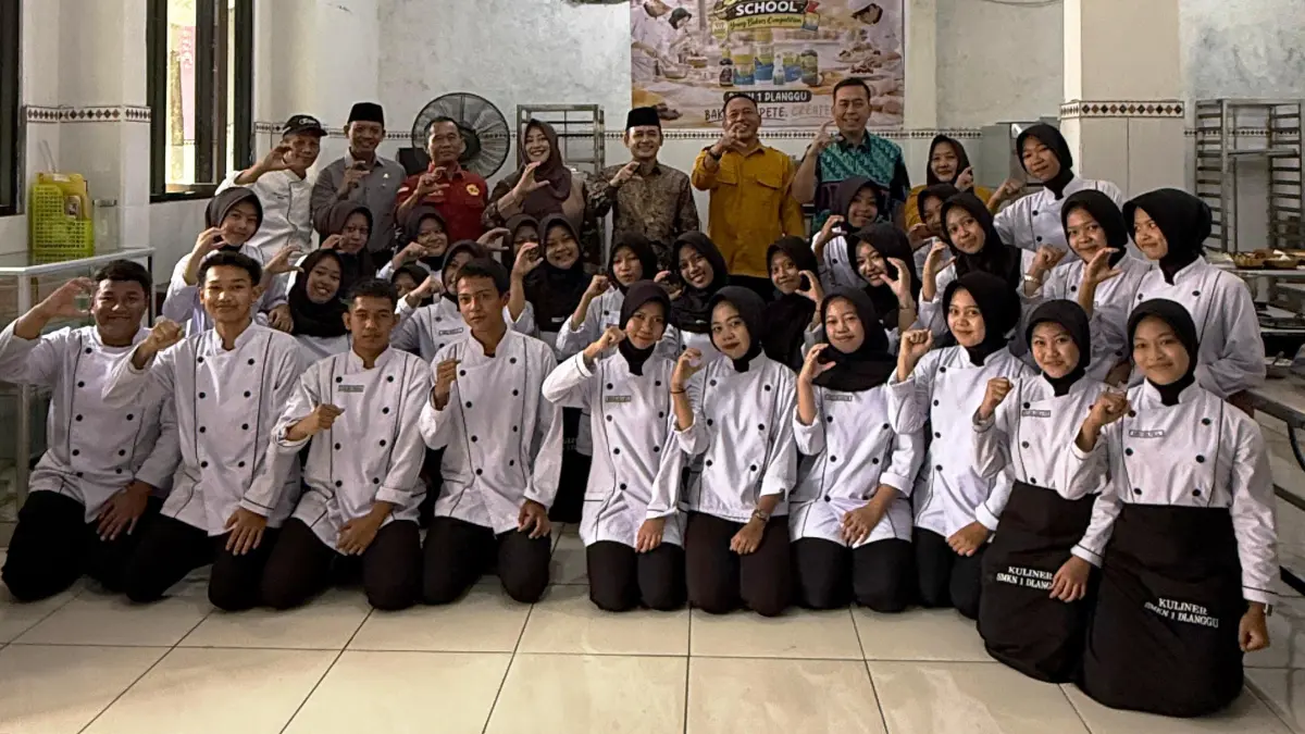 VOKASI HEBAT: Siswa SMKN 1 Dlanggu bersama Staf Khusus Mendes PDT M. Afif Zamroni usai diskusi inspiratif. (Indah JPRM)