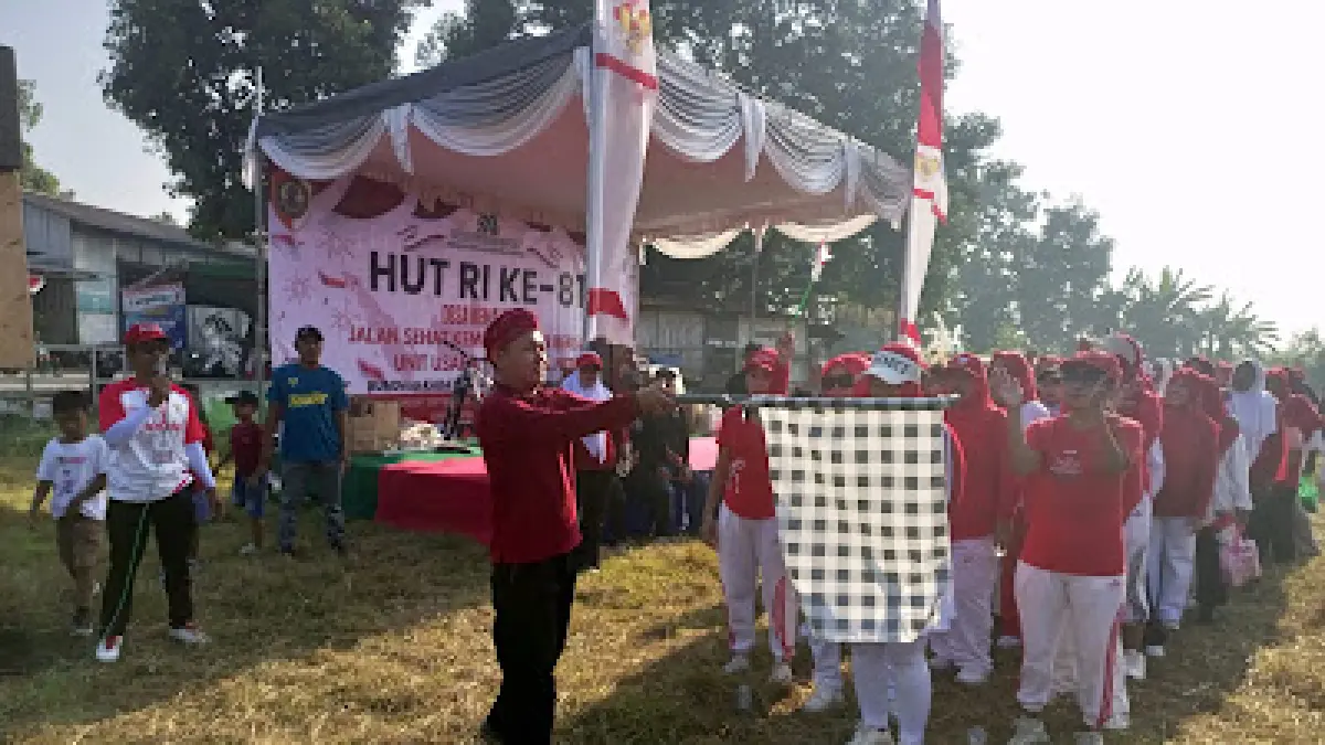 KOLABORASI: Pemdes Kemantren bersama BUMDes Kabatren Sejahtera menggelar peringatan HUT ke-81 Kemerdekaan RI dengan kegiatan jalan sehat, Minggu (30/8) lalu. Pemdes turut memberikan apresiasi kepada warga dan pengguna layanan unit usaha internet desa. (dok&nbsp;Pemdes Kemantren for JPRM)